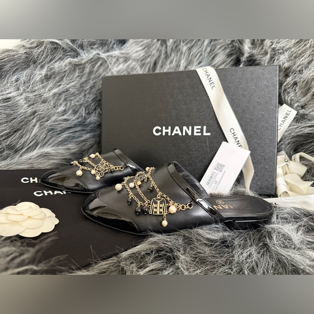 CHANEL Lambskin Patent Pearl Chain Charm CC Mules 36 Black - Picture 2 of 6